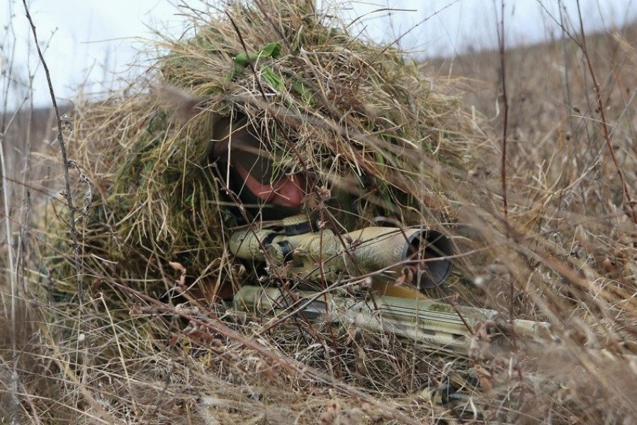 俄军狙击手展示伪装技术。