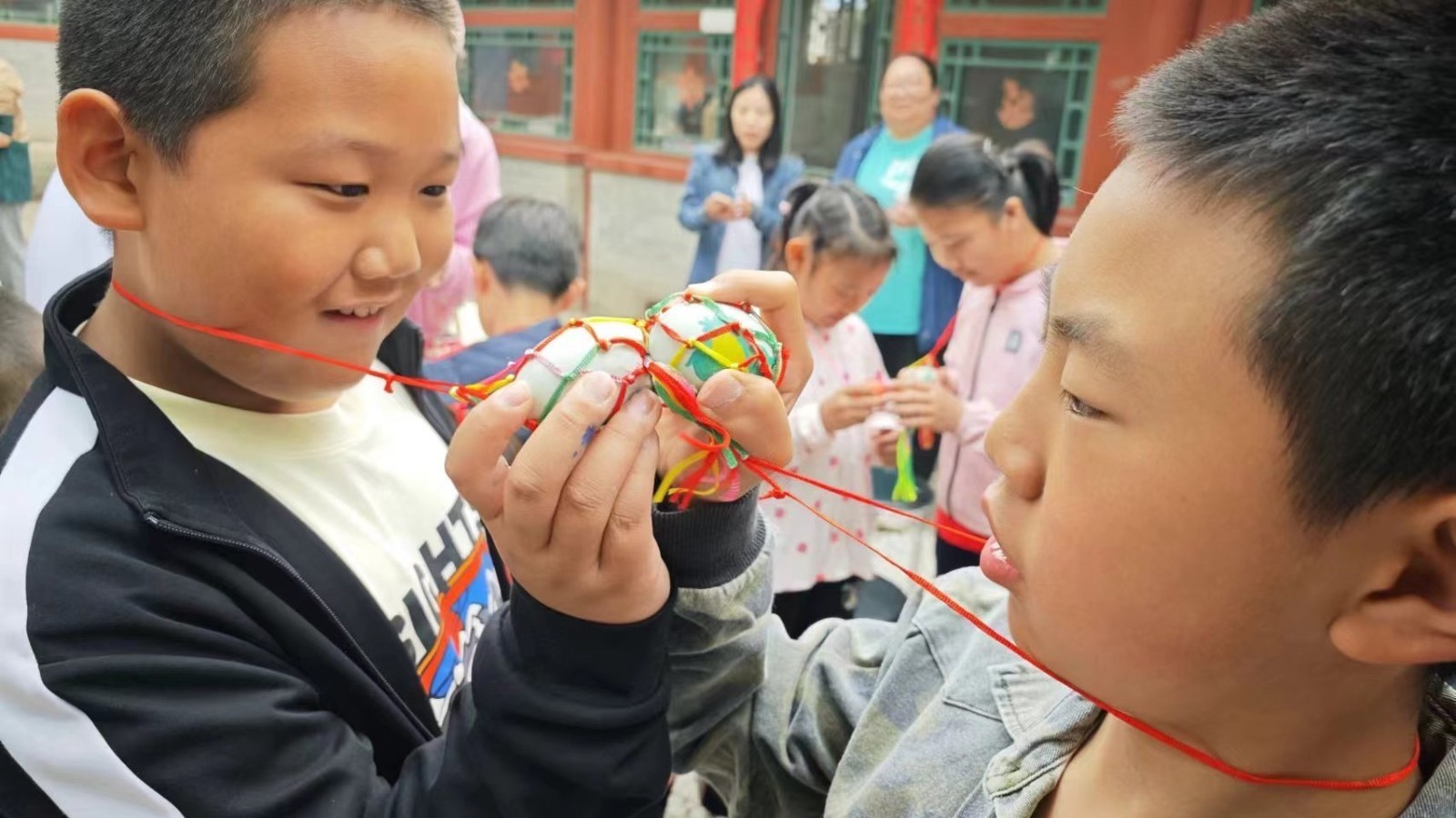 系疰夏绳、绘立夏蛋……这个社区用传统习俗润童心 系疰夏绳、绘立夏蛋……这个社区用传统习俗润童心