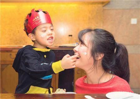 青年导演连奕名47岁头发花白让人心疼,两次婚