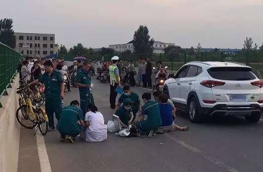 12岁男孩骑小黄车练漂移摔死 亲人围尸体旁痛哭