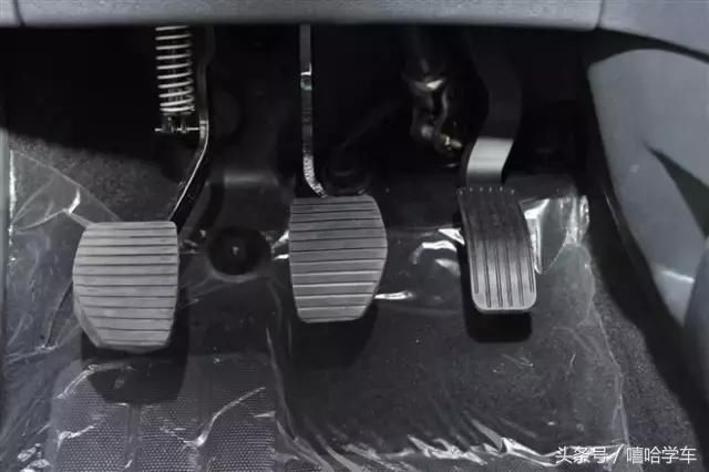 科目二、三停车时,先踩刹车还是先踩离合?