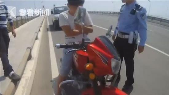 他无证驾驶摩托被查 冲警察大喊:信不信杀了你 他无证驾驶摩托被查 冲警察大喊:信不信杀了你