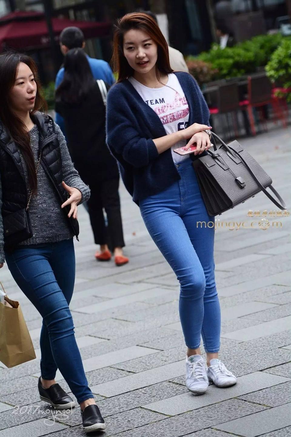 街拍:身材丰腴,超紧身牛仔裤美女,眼神斜眼看人