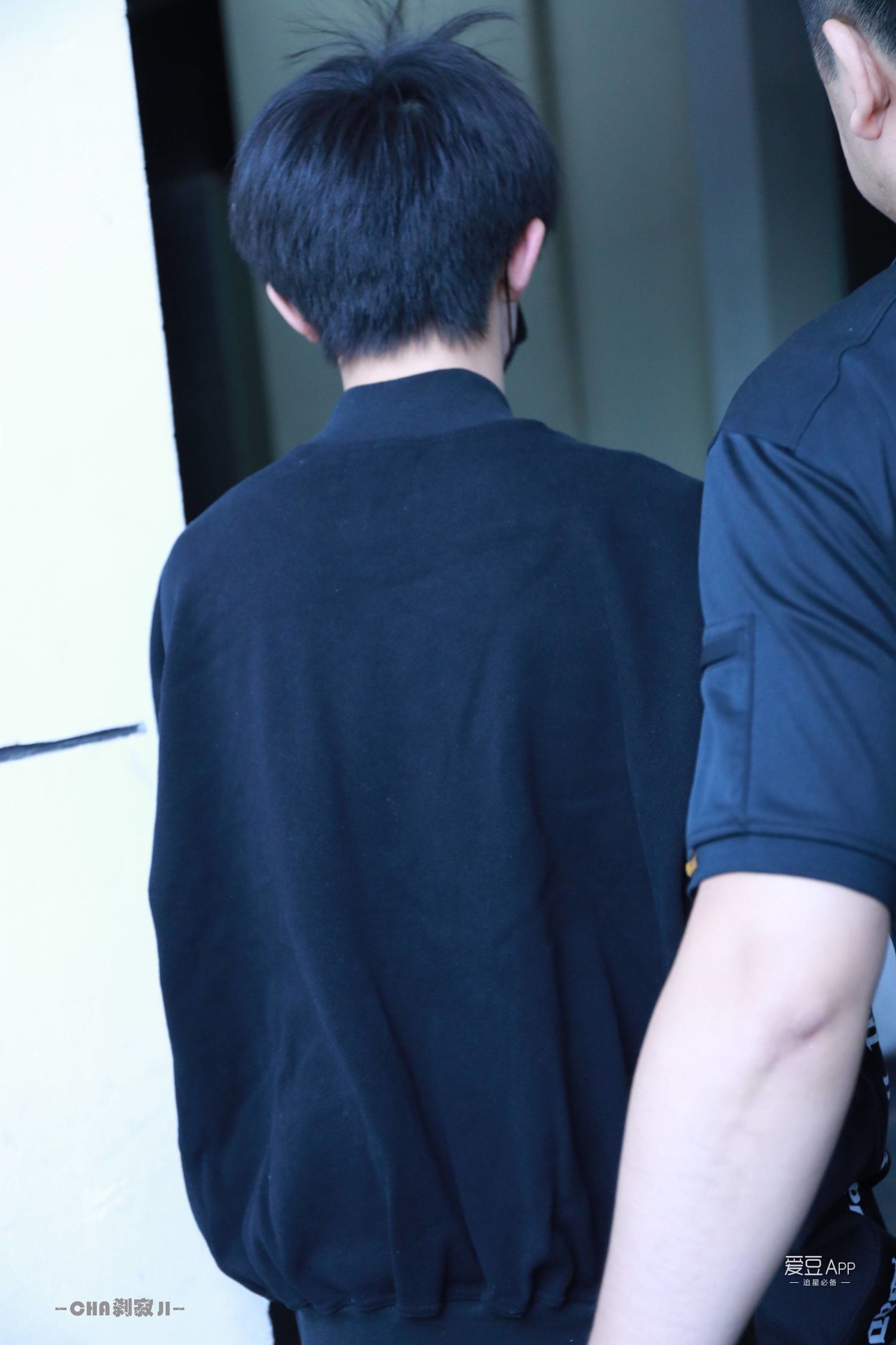 [tfboys][新闻]170615 霸气的大佬上班啦 捻衣角的小动作萌翻小宇宙