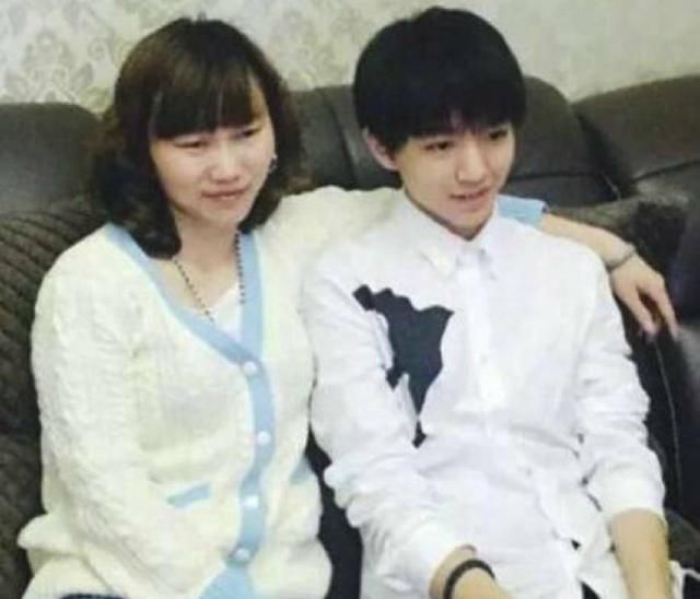 男星和妈妈合影,易烊千玺和妈妈像姐弟,陈伟霆