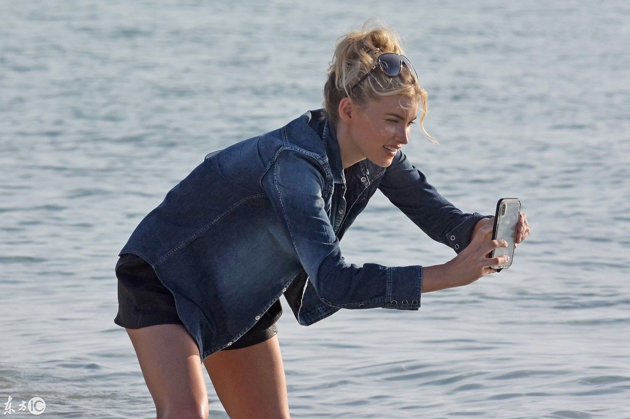 选美冠军olivia culpo和超模elsa hosk共赴游轮趴,海边亲密度假