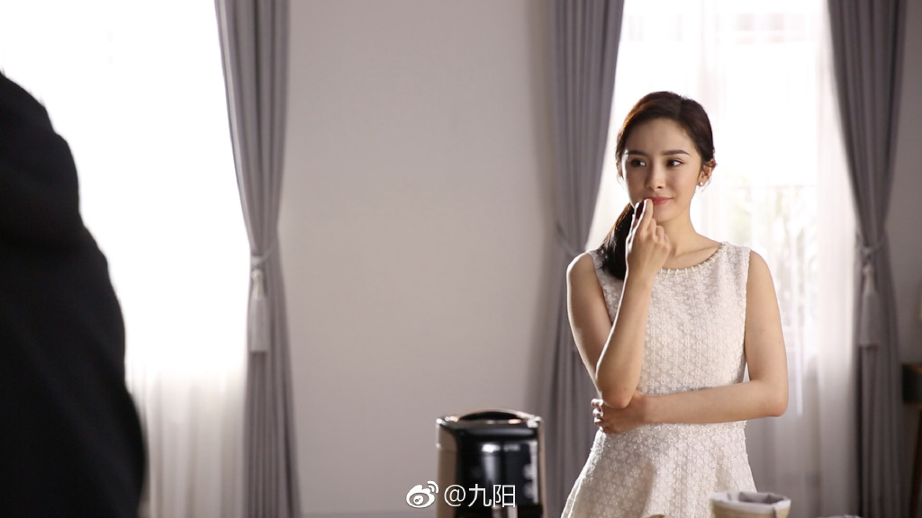 爱豆分享 回顾一则杨幂为代言品牌九阳拍摄宣传广告时的拍摄花絮:比心