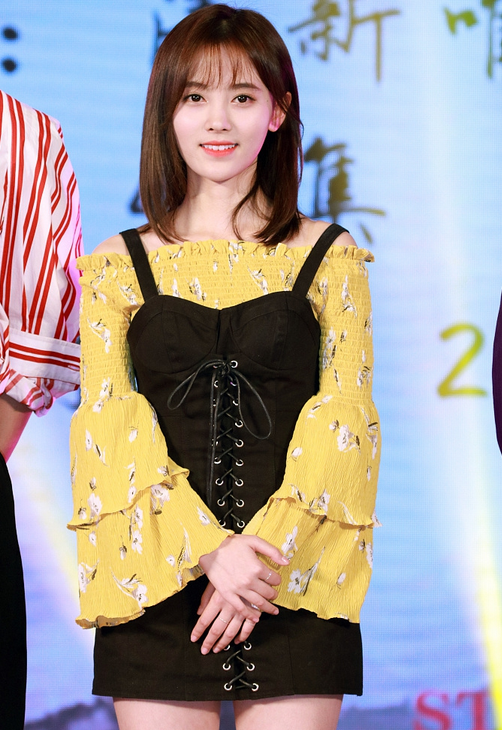 鞠婧祎明眸皓齿嫩出水 低头微笑露双下巴