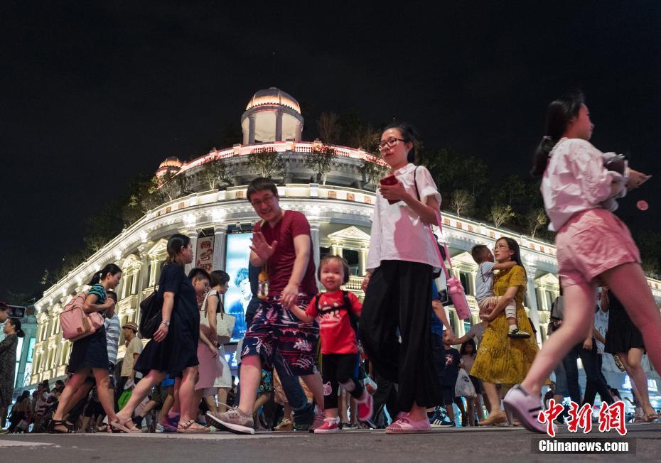 9月2日晚间,市民和游客漫步在厦门市中山路步行街。9月3日至5日,金砖国家领导人第九次会晤等系列活动将在福建省厦门市举行。 中新社记者 侯宇 摄