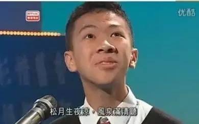 朗诵男孩原名梁逸峰，2010年第61届香港学校朗诵节，他在台上用饱含情感的朗诵方式演绎古诗词《宿业师山房待丁大不至》（孟浩然）和《南乡子》（晏几道），因其浮夸的表情而走红网络。这抢戏的鼻孔，恐怕连尔康都要自愧不如……