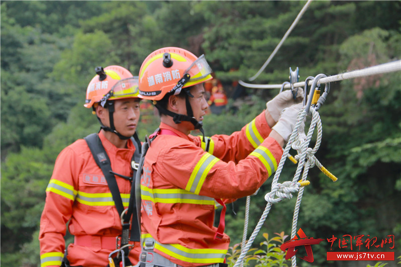 张家界天子山悬崖峭壁上演山岳救援大演练