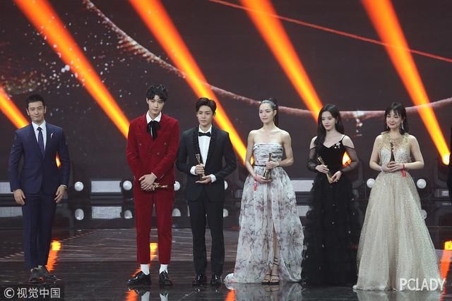 关晓彤又穿成大妈?杨幂、AB四小花旦同台轻松