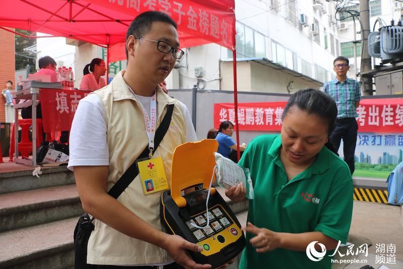 直击2018湖南高考:场内考生积极应考 场外他们