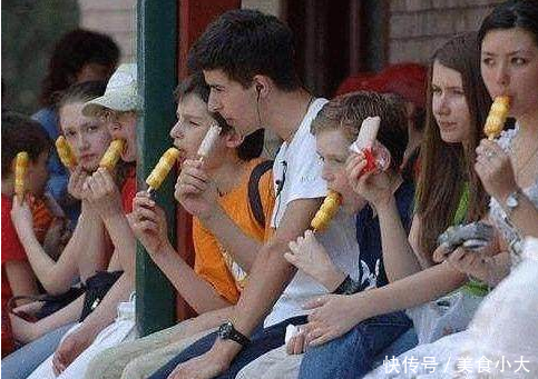 看外国人吃中国雪糕,给出的评价亮了,黑人小哥