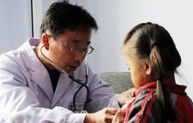 宝妈带6岁女儿改嫁,女儿一吃饭就吐,医生检查