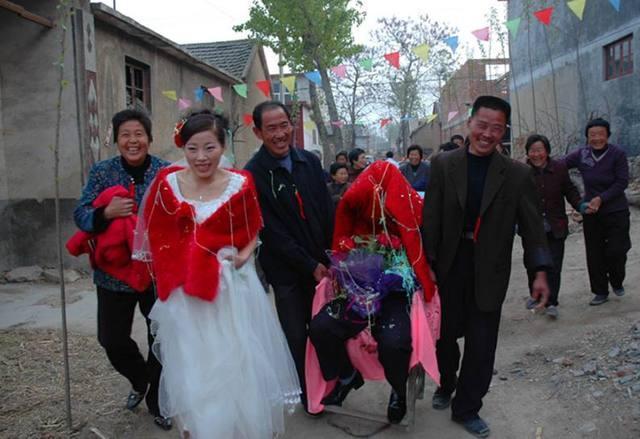 男子倒插门到女方家, 结婚现场羞辱新郎, 母亲掩