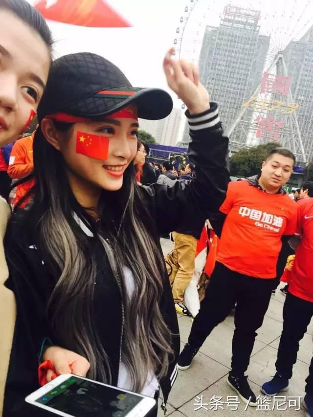 罗点球求主,疯狂庆祝展示劲爆身材!网友:国足有