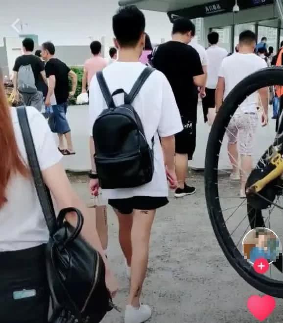 抖音最霸气的小哥,仅仅背影就使人害怕,腿上