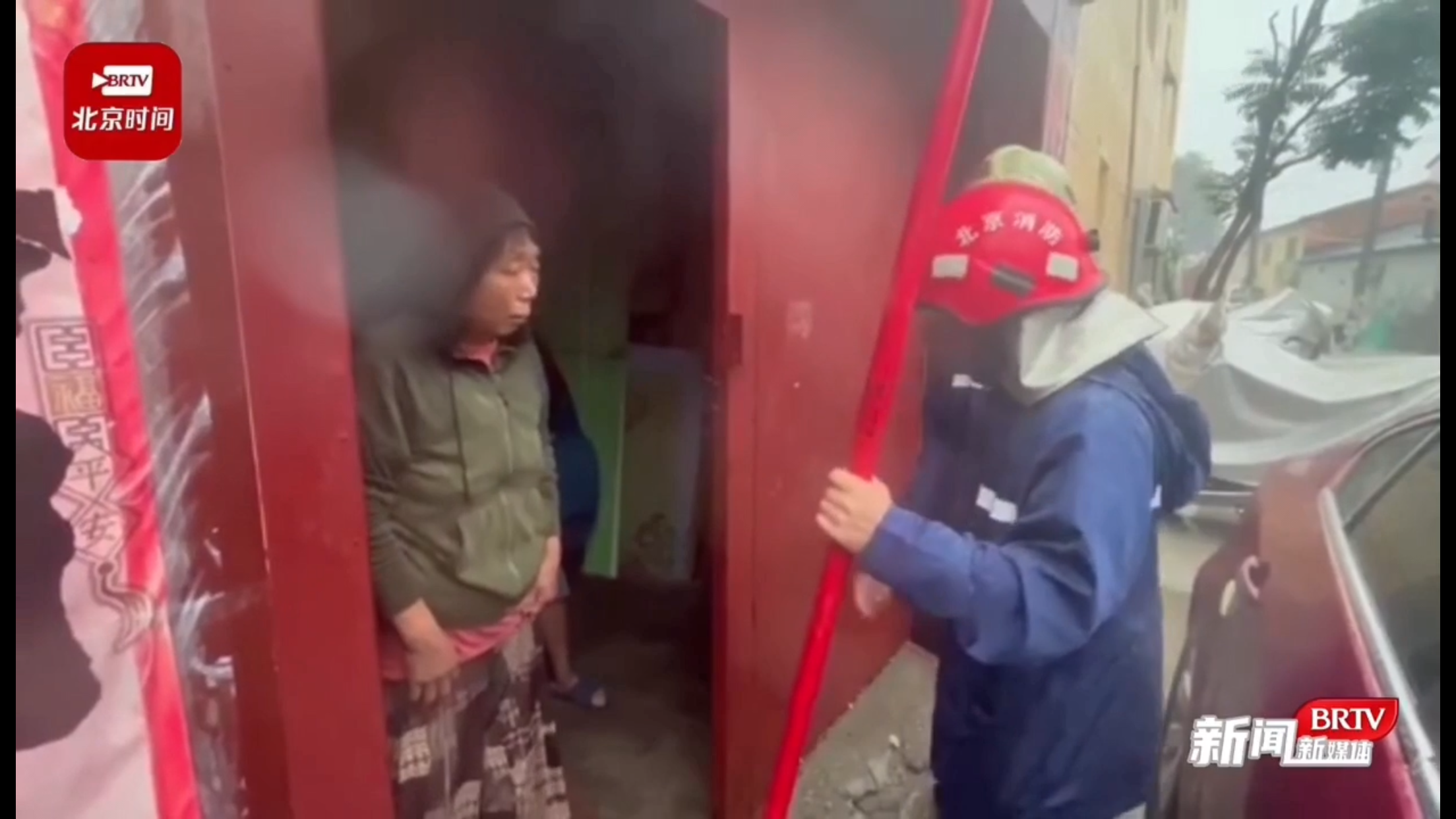 群众遇险  消防人员紧急排水处置