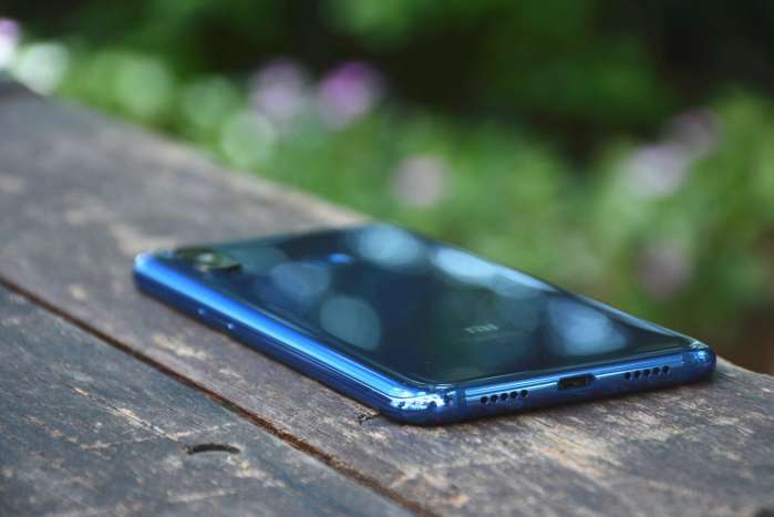 小米8来了, 果然刘海屏! 骁龙845和屏下指纹加