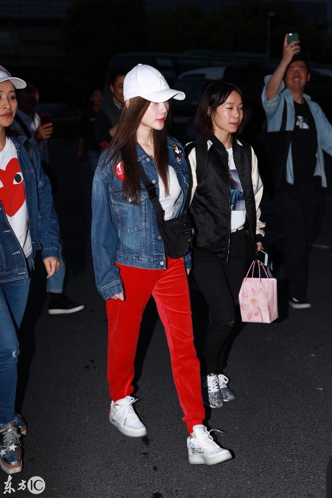 李小璐高调现身上海机场 网友:大红色裤子喜气