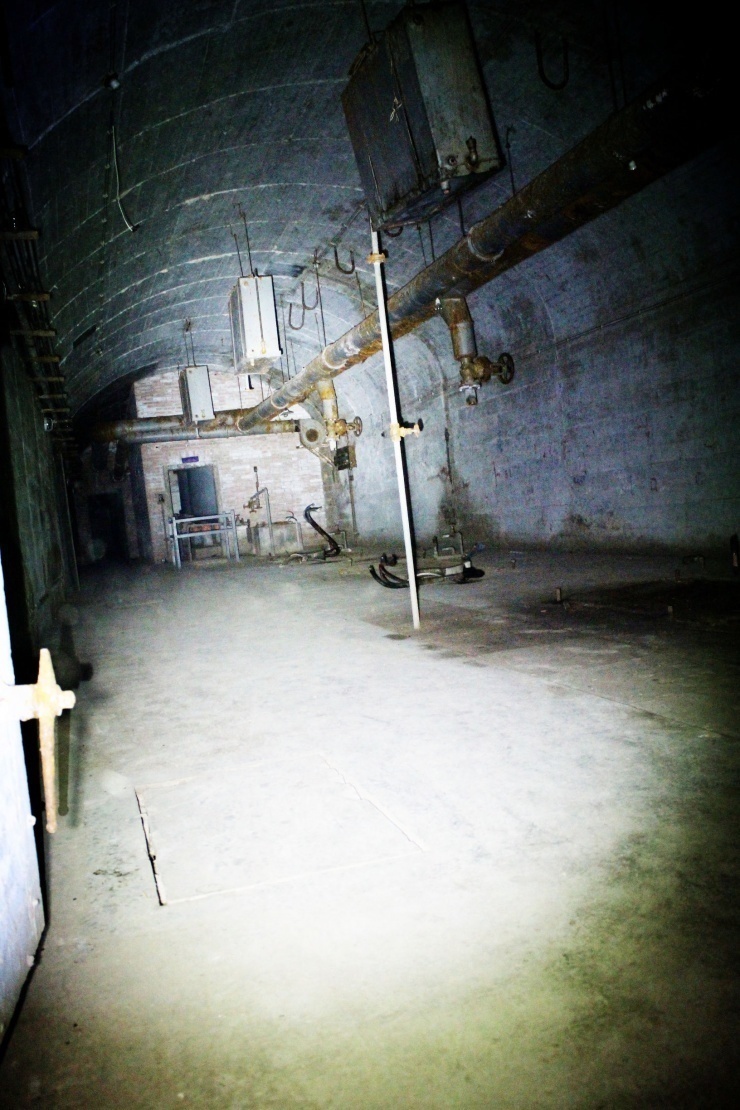 荒山中惊现一神秘地下室 内部竟是这个