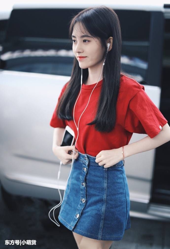 鞠婧祎这么瘦腰裙子都填不满,居然还要用手提