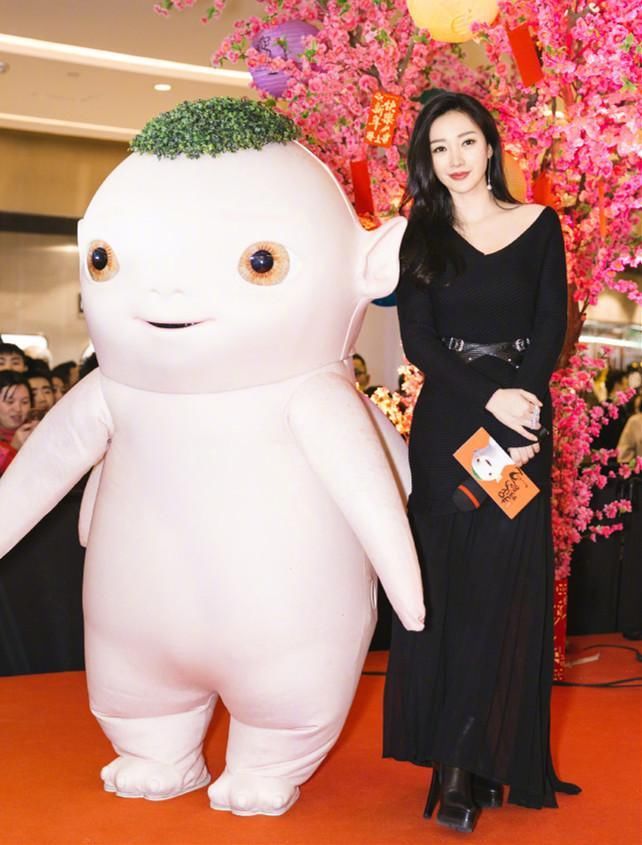 柳岩又变脸了?可镜头移到她的下半身时,我呆了