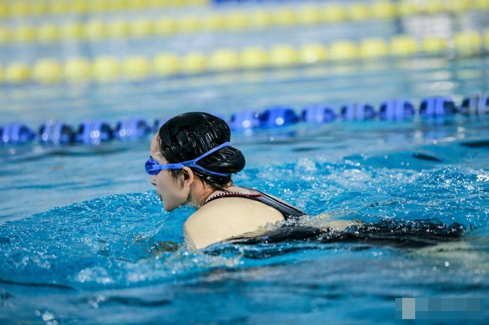 孙杨指导黄子韬杨幂游泳 重现奥运经典