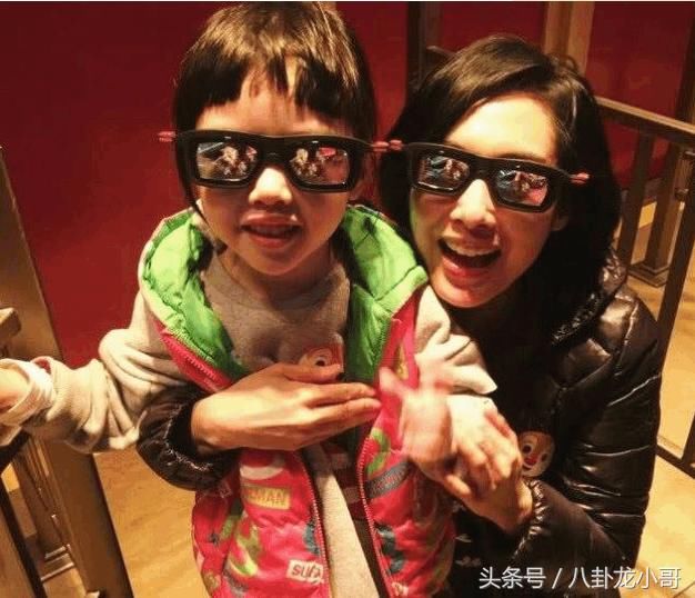 朱茵女儿与戚薇女儿同框啦,一个淑女一个霸气