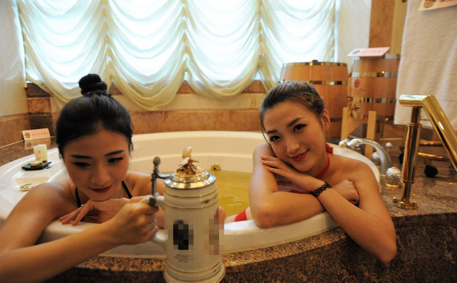 本次活动除了引进德国啤酒酿酒设备、延续采用传统的酿制方法外，还结合本土食材推出啤酒鱼、啤酒鸭等地道美食。