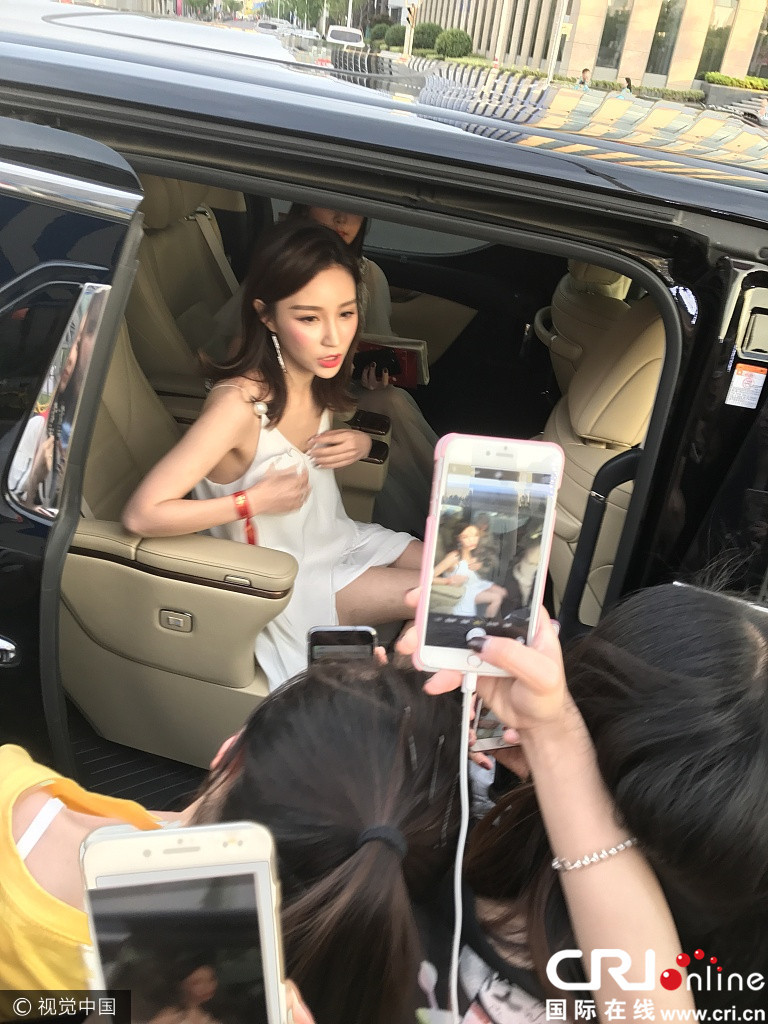 王思聪前女友雪梨秀美腿 开车门与粉丝互动任拍
