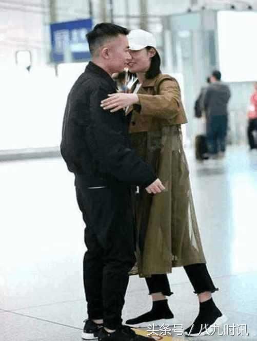 白百合与现任男友现身机场,手上戒指太亮眼,疑