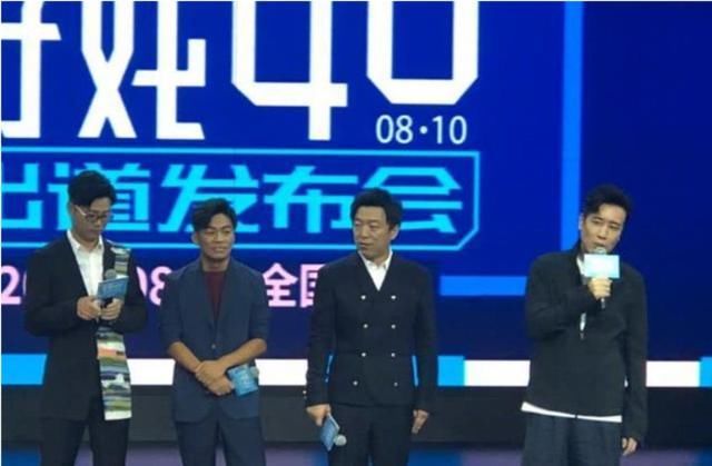 老家,他给村里老人一人一万,她带贴身保镖和乡