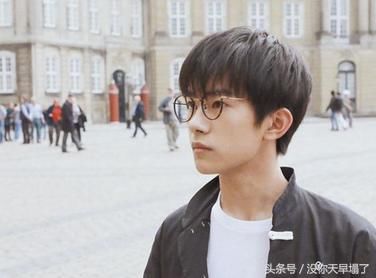 王源的字迹我忍了,王俊凯的字迹我再忍,而他的