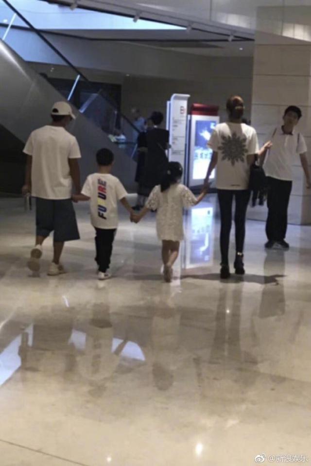 王宝强和绯闻女友冯清又同框?两人疑似同居(图6) 王宝强和绯闻女友冯清又同框?两人疑似同居(图6)