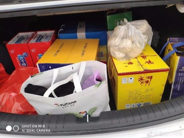 满载的行李，凸显的已不是这些物品本身的价值，而是沉甸甸的舐犊之情。