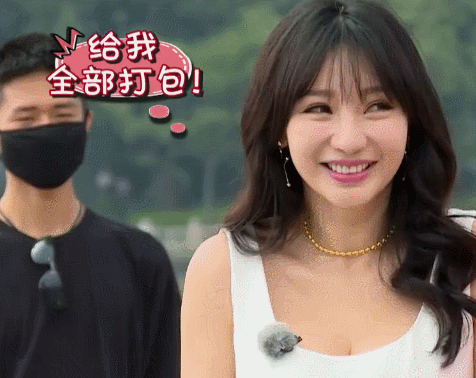 柳岩在沙滩上穿着孔雀裙, 网友打趣说像是两片纸巾