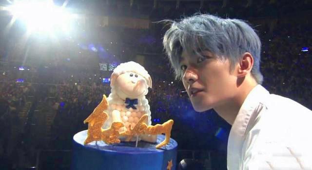 26岁杨洋生日会染发奶奶灰,盘点染上奶奶灰明