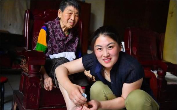 小琳家是本地的,她爸爸从前也逝世了,家里只剩下妈妈一小我,咱们在一