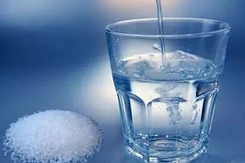 淡盐水:消肿止痒止疼,还能去除蚊子的咬印!