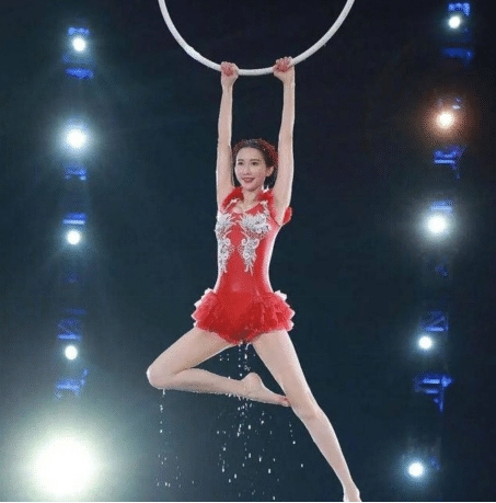 林志玲春晚大秀演技,水上芭蕾叫人惊艳,表情更