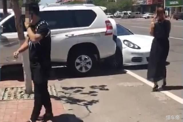 车被堵打了20多个电话保时捷车主才现身,一见