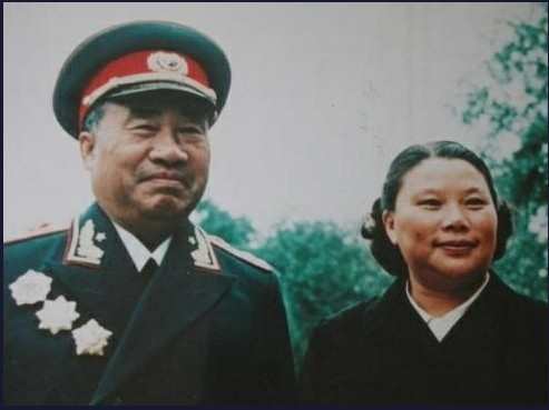 她是朱德最后一任妻子,一生简朴,孙子被判死刑