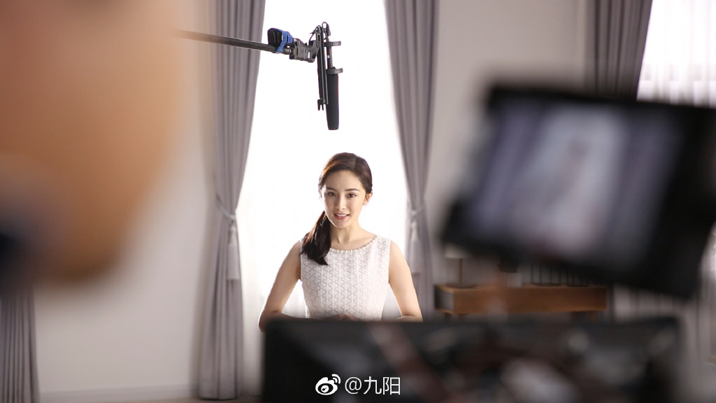 爱豆分享 回顾一则杨幂为代言品牌九阳拍摄宣传广告时的拍摄花絮:比心