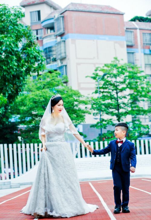 儿子跟妈妈拍婚纱照图片