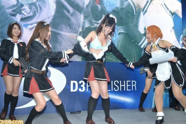 近日,在日本东京的电竞展上,某游戏商在展台活动中召集了几位身材傲人的电竞美女助阵,活动现场大玩撕衣游戏,场面吸睛无数。网友叹中国的Showgirl看来又输了。