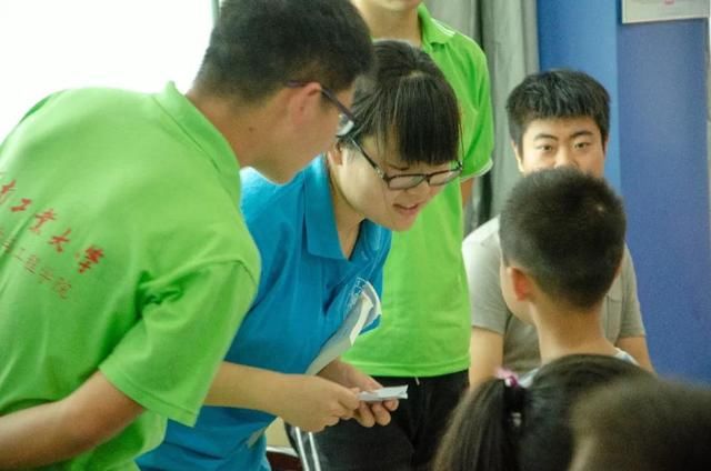 情系留守,爱暖童心河南工业大学学生志愿者走