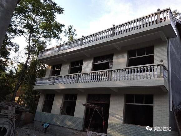 小伙23万自建两层小别墅,虽然不豪华,但村里没