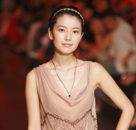 林志玲走秀竟然没穿内衣,赵薇孙俪好随意,只有